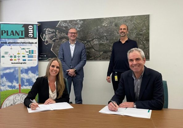 Van links naar rechts: Josepha van Kollenburg (Directeur FLIE), Peter van Hooft (Operational Manager FLIE), Taco Boerstra (?) en Fer Klinckhamers (CCO Plant One Rotterdam)